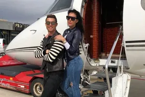 Cristiano Ronaldo và bạn gái Georgina Rodriguez chưa thể lên chuyên cơ trở lại Italy.