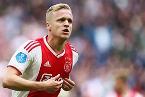 Donny van de Beek nằm trong hàng loạt ngôi sao sẵn sàng rời Ajax. Ảnh: Getty Images