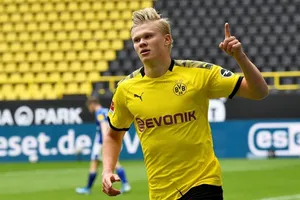 Erling Braut Haaland tiếp tục tỏa sáng giúp Borussia Dortmund đè bẹp Schalke. Ảnh: Getty Images