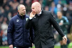 Ian Woan (trái), trợ lý của HLV Sean Dyche tại Burnley, là một trong 6 ca nhiễm. Ảnh: Getty Images