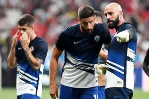 Olivier Giroud và thủ môn Willy Caballero (phải) là 2 cầu thủ lớn tuổi nhất của Chelsea. Ảnh: Getty Images