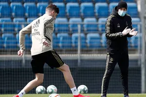 HLV Zinedine Zidane đeo khẩu trang khích lệ cầu thủ tập luyện giữa mùa dịch bệnh. Ảnh: Getty Images