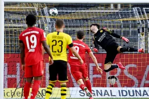 Thủ thành Roman Buerki bất lực nhìn bóng vào lưới, Dortmund cũng buông bỏ cuộc đua trước Bayern. Ảnh: Getty Images