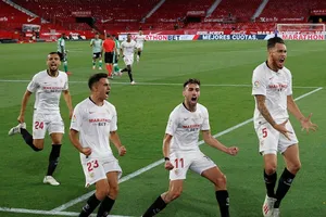 Cầu thủ Sevilla vẫn hướng về khán đài ăn mừng. Ảnh: Getty Images