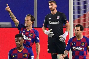 Ivan Rakitic mừng bàn thắng giải nguy cho Barca. Ảnh: Getty Images
