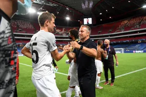 HLV Hansi Flick vẫn cố gắng kềm giữ các học trò không quá bay bổng. Ảnh: Getty Images