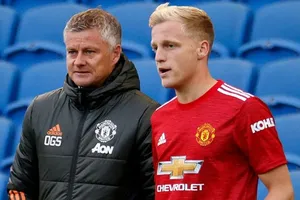 HLV Ole Gunnar Solskjaer bên cạnh tân binh duy nhất đến lúc này Van de Beek. Ảnh: Getty Images