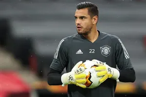 Sergio Romero muốn đi chẳng được mà ở lại cũng không xong. Ảnh: Getty Images