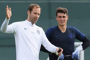 Petr Cech từ chỗ thị phạm cho Kepa Arrizabalaga trong các buổi tập, giờ sẽ là một thách thức cho vị trí thủ môn. Ảnh: Getty Images