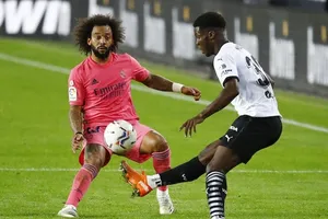 Real Madrid (trái) đã bị đánh bại 1-4 trên sân Valencia.