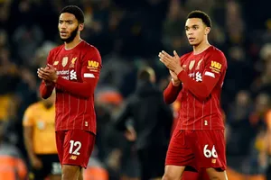 Liverpool mất 2 trụ trột phòng ngự Trent Alexander-Arnold (phải) và Joe Gomez trong vòng vài ngày. Ảnh: Getty Images 
