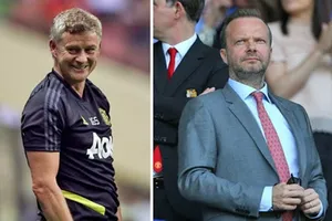 Ed Woodward (phải) một lần nữa nhấn mạnh về sự ủng hộ mà Man.United đang dành cho Ole Gunnar Solskjaer.