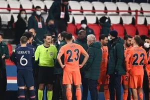 Cầu thủ 2 đội rời sân phản đối và không trở lại thi đấu.