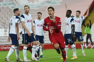 Roberto Firmino mừng pha ghi bàn quyết định đưa Liverpool lên ngôi đầu. 
