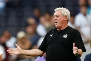 HLV Steve Bruce cảnh báo không ai có thể miễn nhiễm trước Covid-19.