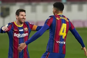 Lionel Messi mừng cột mốc ghi bàn lịch sử không trọn vẹn. Ảnh: Getty Images 