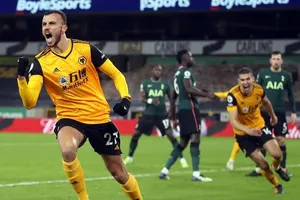 Romain Saiss là người gần nhất đánh sập hệ thống phòng ngự của Tottenham. Ảnh: Getty Images 