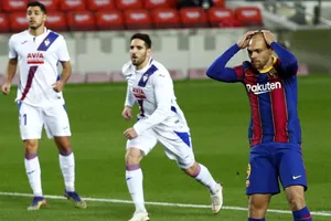 Barcelona tiếp tục trượt dài khỏi cuộc đua danh hiệu. 