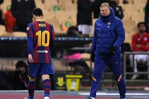 Lionel Messi lầm lũi rời sân còn HLV Ronald Koeman và Bareclona mất danh hiệu. Ảnh: Getty Images 