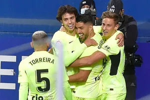 Luis Suarez tiếp tục truyền cảm hứng trong màu áo mới. 