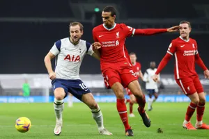 Harry Kane (trái) và Joel Matip đều phải nghỉ vài tuần vì chấn thương. Ảnh: Getty Images 