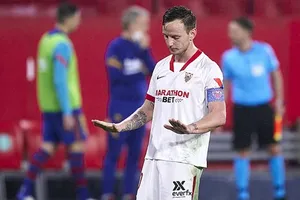 Ivan Rakitic không mừng bàn thắng vào lưới đội bóng cũ Barca. 