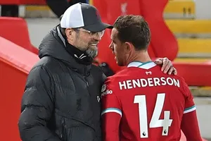 HLV Jurgen Klopp lo mất đội trưởng Jordan Henderson đến hết mùa. Ảnh: Getty Images 