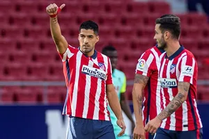 Luis Suarez đã giúp Atletico vượt mặt Barca đầy thuyết phục. Ảnh: Getty Images