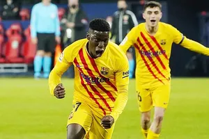 Ilaix Moriba phấn khích tột độ sau thắng đầu tiên cho Barcelona. Ảnh: Getty Images