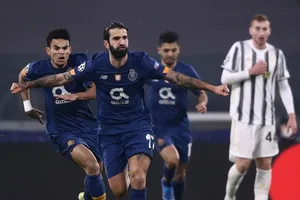 Sergio Oliveira giúp Porto gây sốc tại Juve. Ảnh: Getty Images