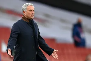 HLV Jose Mourinho phản ứng sau quyết định của trọng tài. Ảnh: Getty Images 