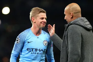 HLV Pep Guardiola cảnh báo Oleksandr Zinchenko nên tập trung thi đấu. Ảnh: Getty Images 