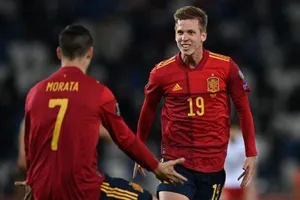 Dani Olmo mừng bàn ấn định chiến thắng trong thời gian bù giờ. Ảnh: Getty Images 