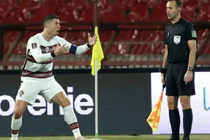 Cristiano Ronaldo phản ứng dữ dội ngay sau bàn thắng bị từ chối.