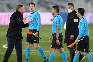 HLV Ronald Koeman tiếp tục phàn nàn với trọng tài sau trận. 
