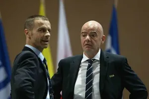 Chủ tịch FIFA, Gianni Infantino (phải) và Chủ tịch UEFA, Aleksander Ceferin vừa nhận được yêu cầu đàm phán.