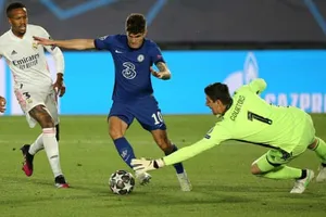 Christian Pulisic vượt qua thủ thành Thibaut Courtois trước khi ghi bàn. Ảnh: Getty Images
