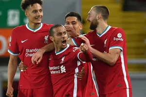 Thiago phấn khích sau bàn ấn định chiến thắng. Ảnh: Getty Images