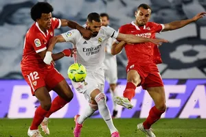 Real Madrid lỡ cơ hội lên ngôi đầu khi hòa trước Sevilla. Ảnh: Getty Images