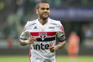 Dani Alves vẫn đang chơi tốt ở tuổi 38 trong màu áo Sao Paulo.
