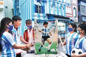 Người hâm mộ Argentina tưởng nhớ Cậu bé vàng. 