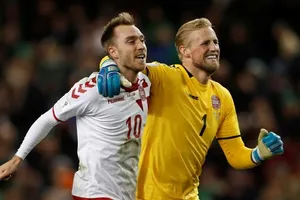 Christian Eriksen (trái) và thủ môn Kasper Schmeichel là những ngôi sao được kỳ vọng nhất.