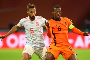 Georginio Wijnaldum (phải) mang băng đội trưởng tuyển Hà Lan tại Euro 2020. Ảnh: Getty Images