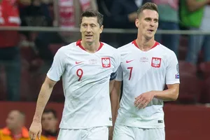 Arkadiusz Milik (phải) chia tay giải khiến không còn ai chia lửa với Robert Lewandowski.