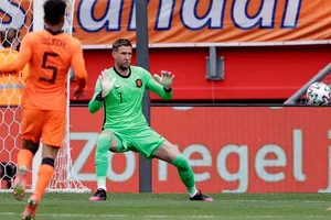 Maarten Stekelenburg chỉ vừa chơi trận đầu tiên sau gần 5 năm cho tuyển Hà Lan.