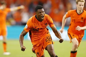 Denzel Dumfries phấn khích với pha ghi bàn quyết định.