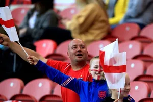 Khán giả tại Wembley trong ngày khai màn của tuyển Anh.