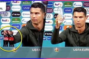 Hành động khó hiểu của Cristiano Ronaldo.