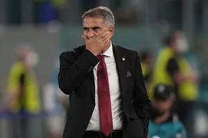 Senol Gunes thất vọng dõi theo trận đấu. Ảnh: Getty Images