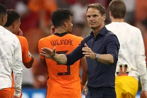 HLV Frank de Boer thận trọng cảnh báo về sự tập trung khi đội sớm giành vé. Ảnh: Getty Images
